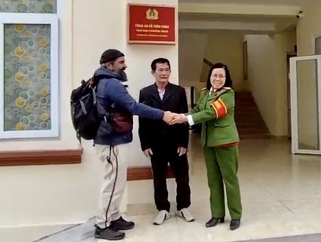 Người dân xã Trân Châu trả lại ví da cho du khách người nước ngoài